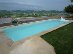 piscina privata con rivestimento esterno in pietre e trattamento ad elettrolisi salina